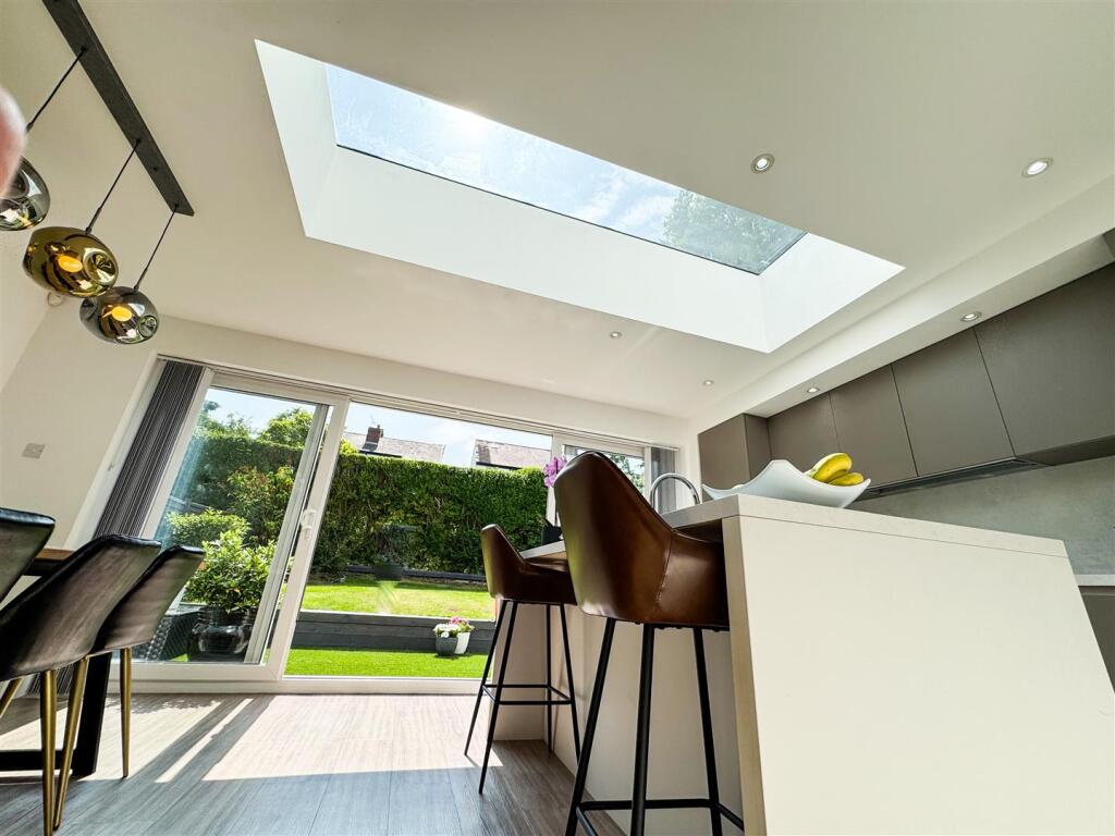 OPEN PLAN FAMILY ROOM BREAKFAST KITCHEN DINING