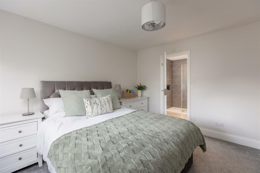 Farmanby Close 61 Bedroom 1-3.jpg