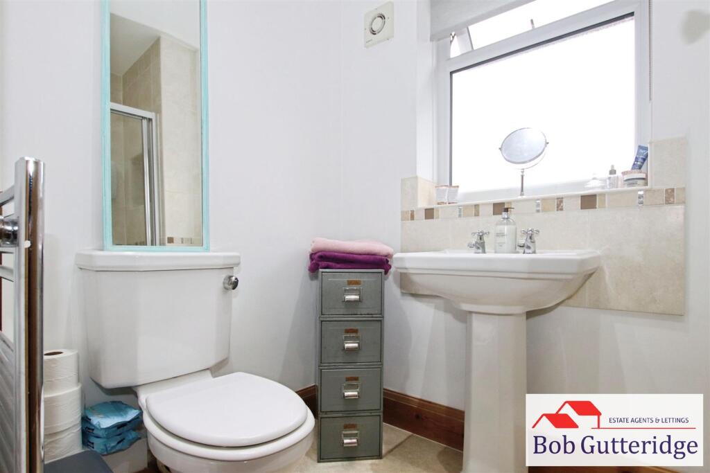 EN-SUITE SHOWER ROOM