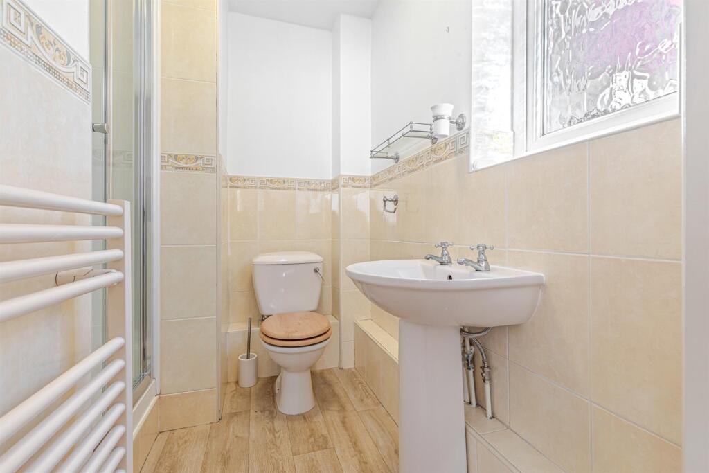 EN-SUITE SHOWER ROOM