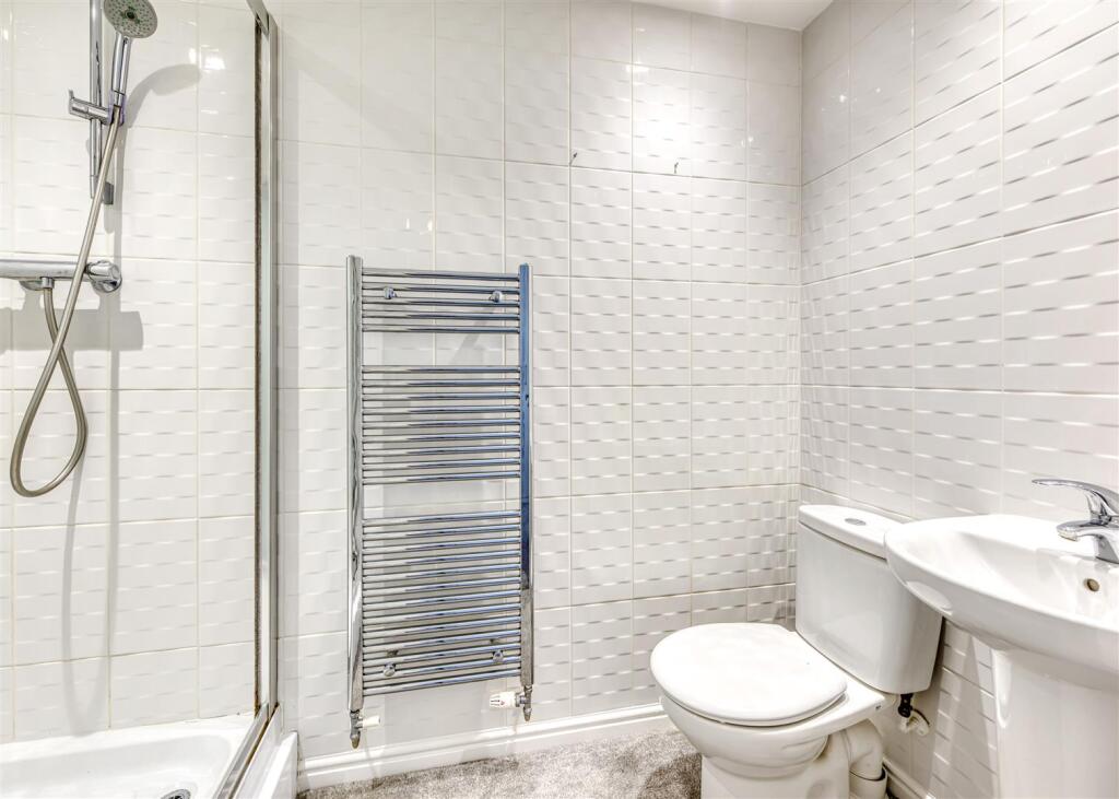 37 Deaconsfield-bed3 ensuite.jpg