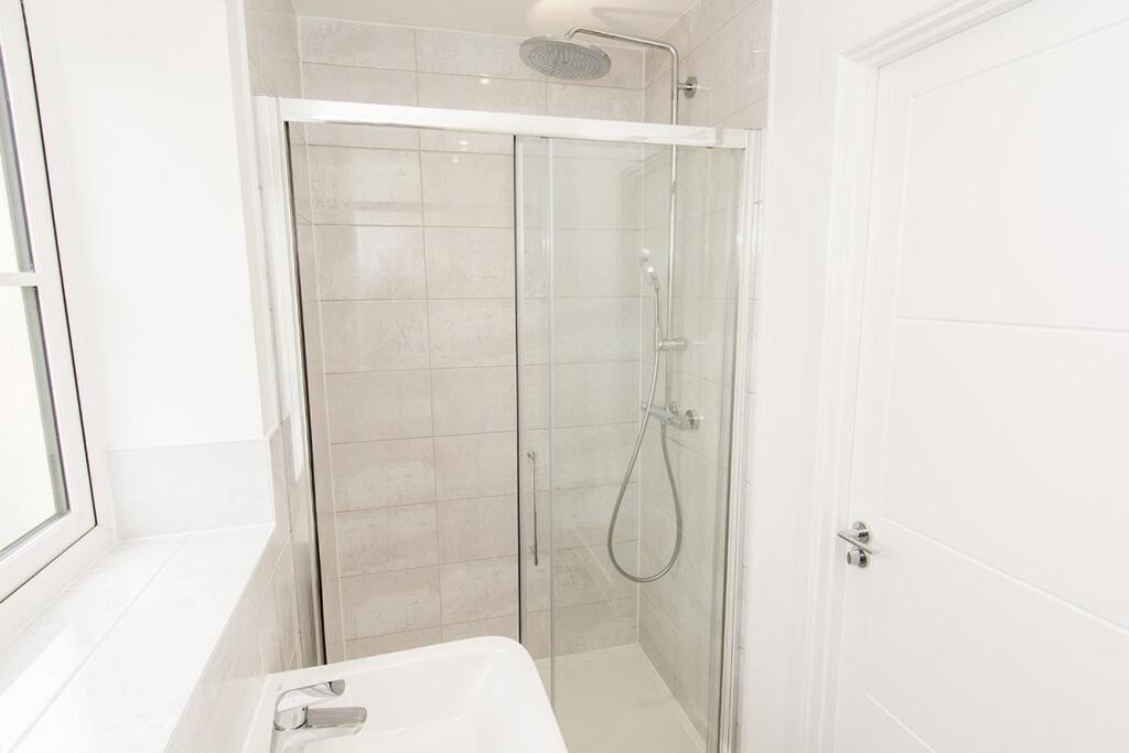 En-Suite (Photo Two)