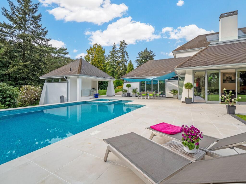 Swimming pool seating