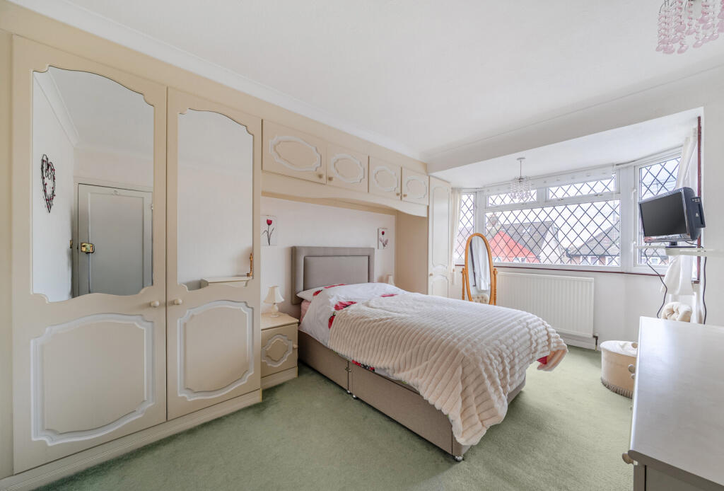 1383771-5-691f370...