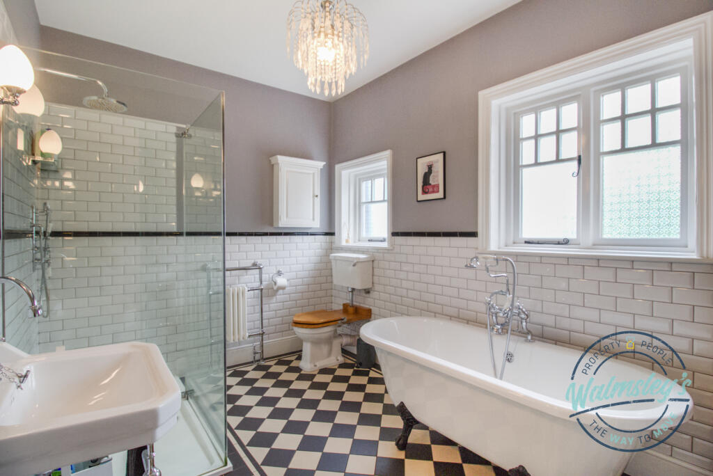 4 piece 1st floor family bathroom