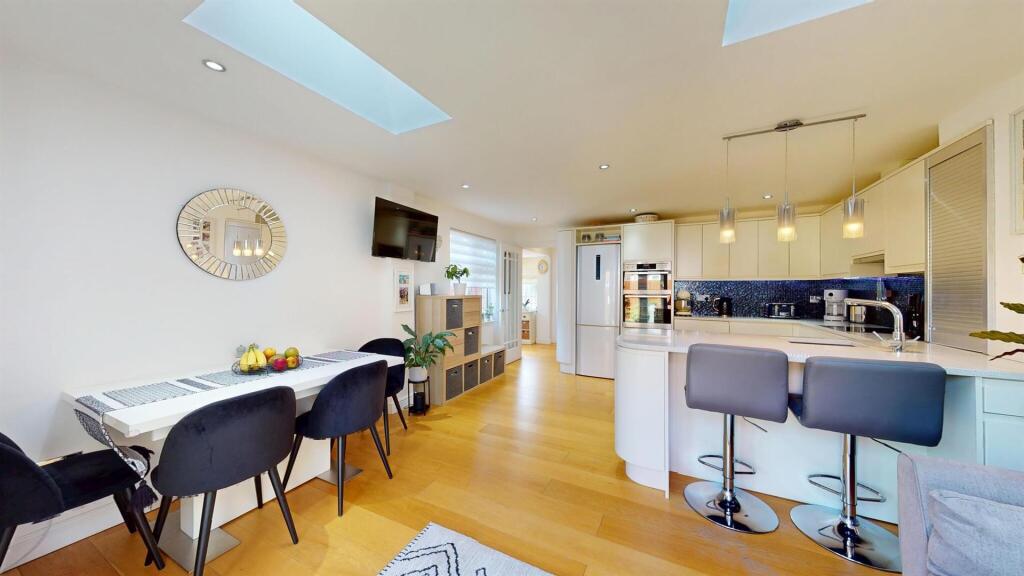 kitchen and dinig Room - Spacious house for Sale -