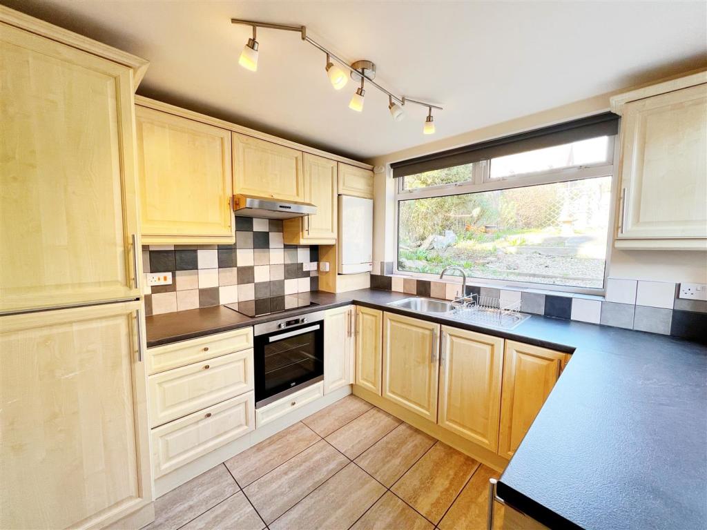 Kitchen 2.jpg