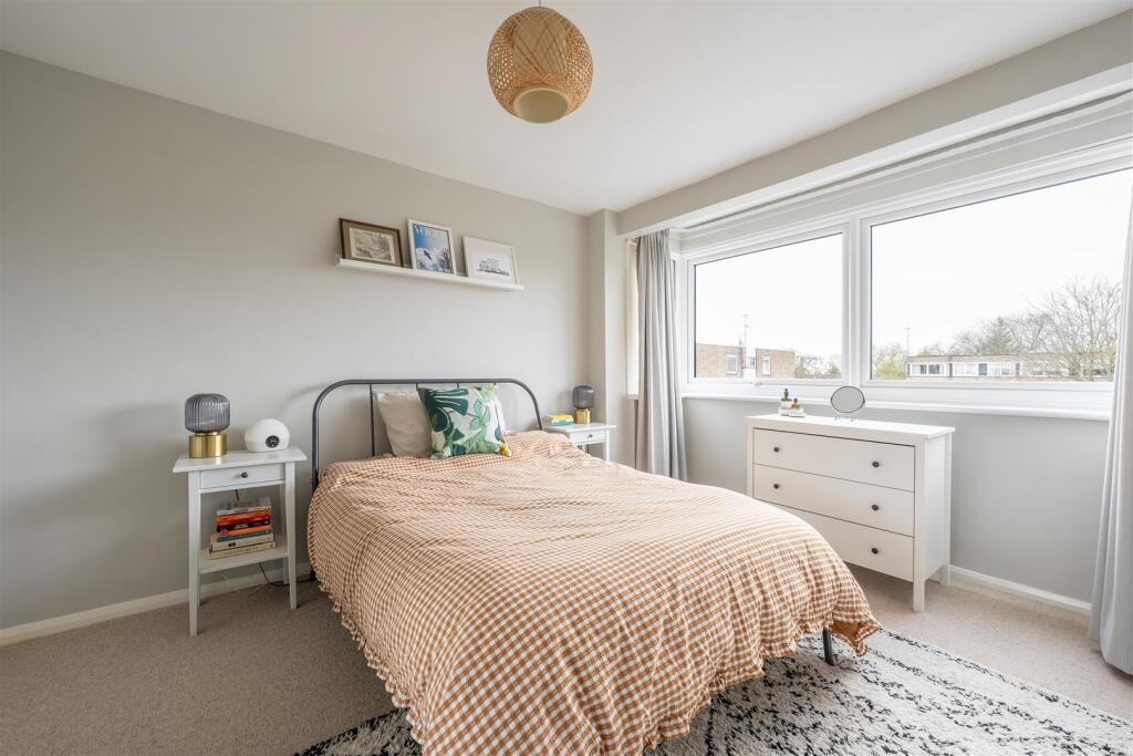 Queenswood Gardens, E11