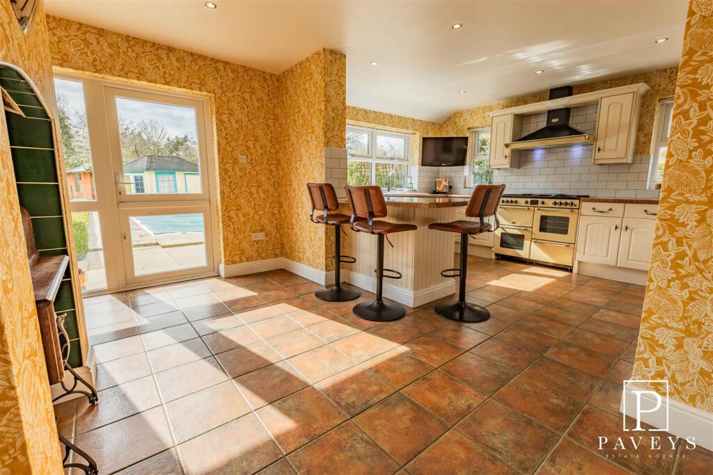 KITCHEN BREAKFAST ROOM