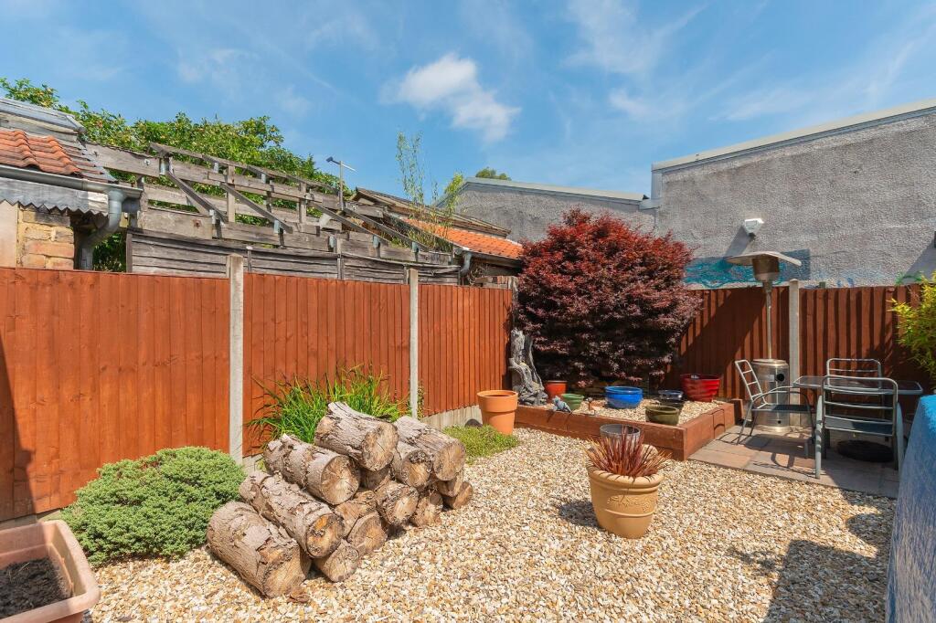 3N0REE - External E.jpg