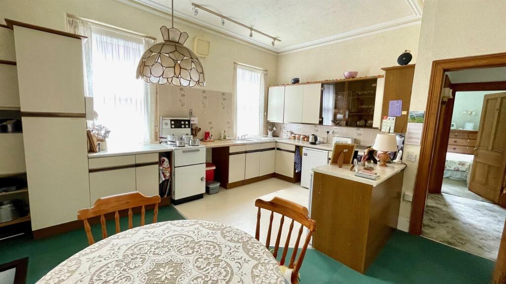 KITCHEN/ DINER