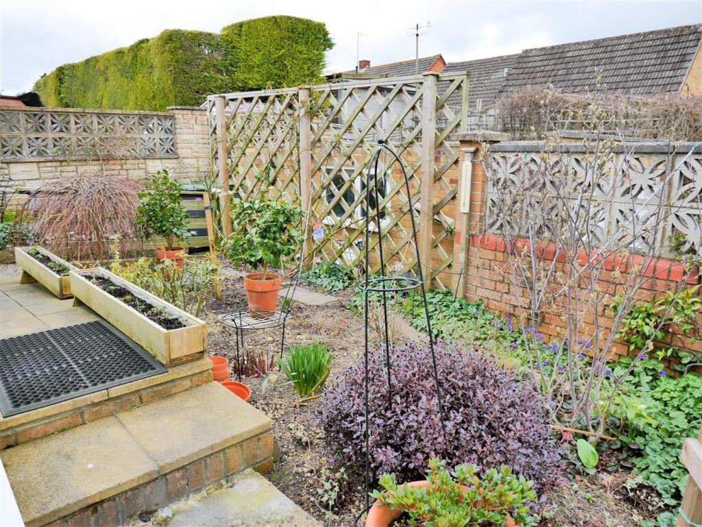 REAR ENCLOSED GARDEN