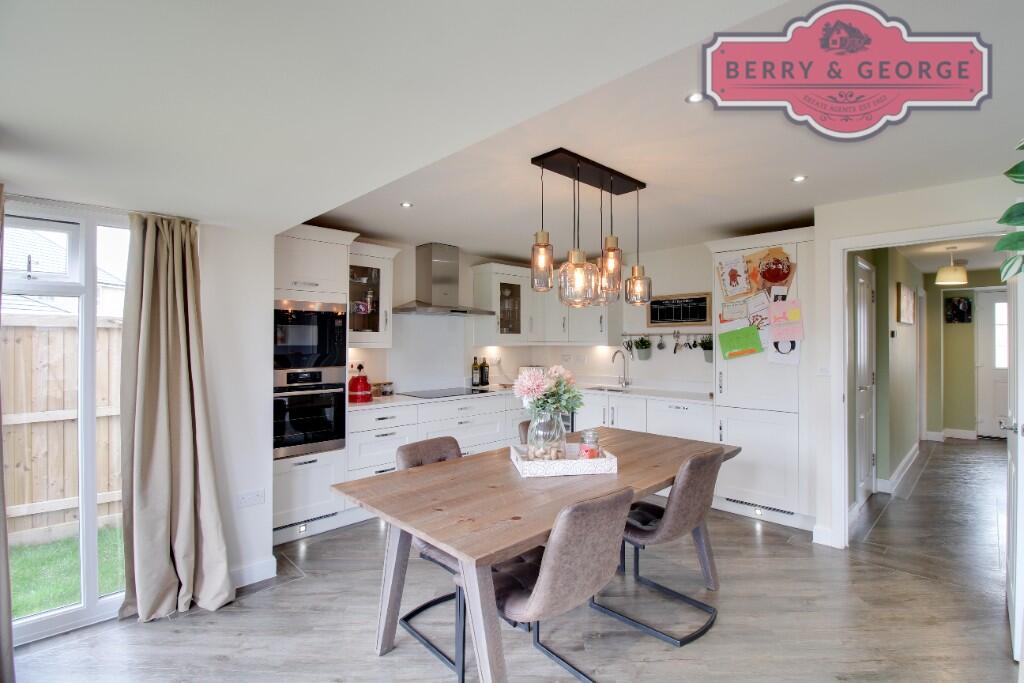 KITCHEN / DINER