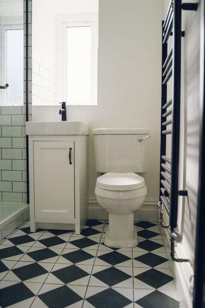 Ystafell Molchi 1 / Bathroom 1