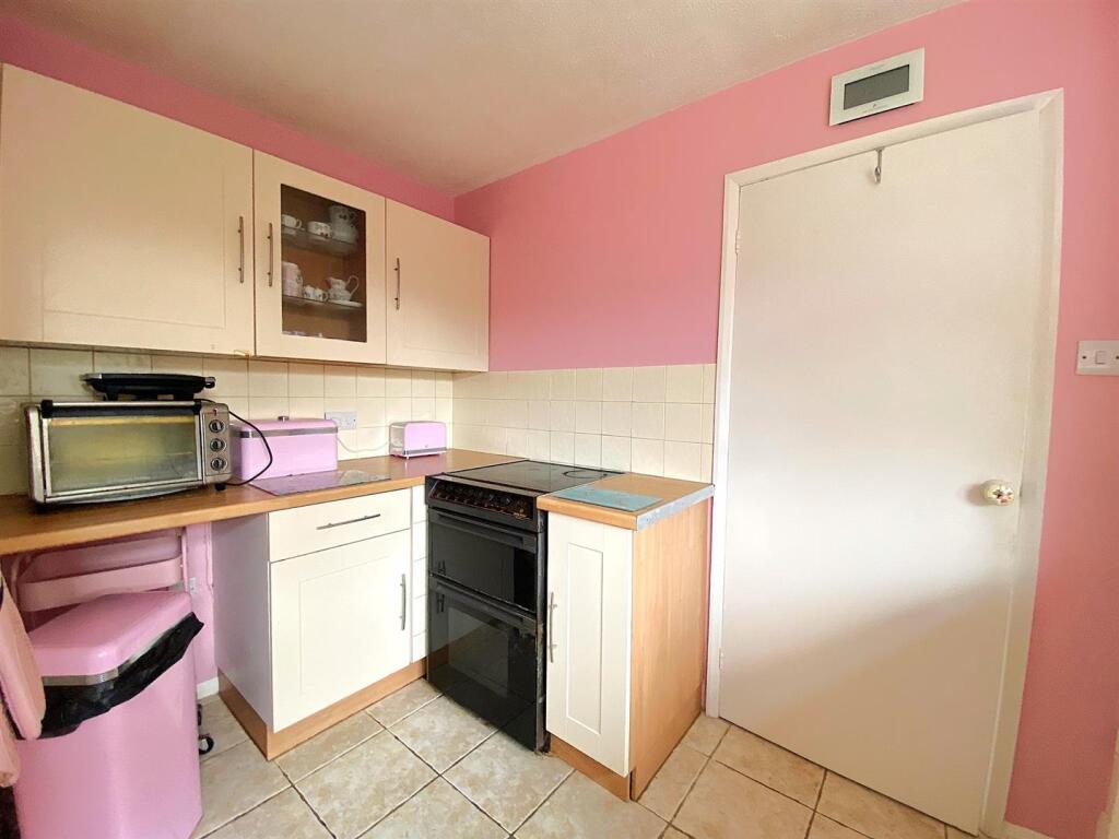 60 Gwyneth Grove - Kitchen1.jpg