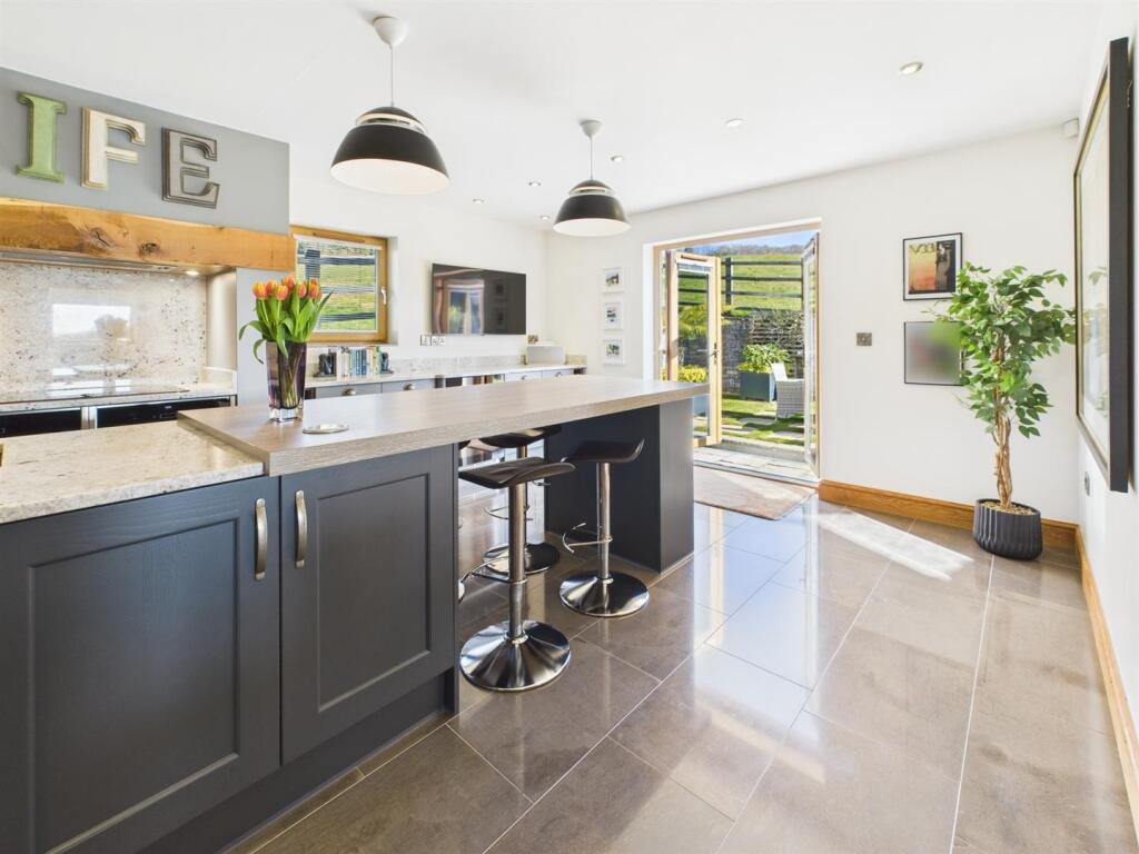 KITCHEN/BREAKFAST ROOM