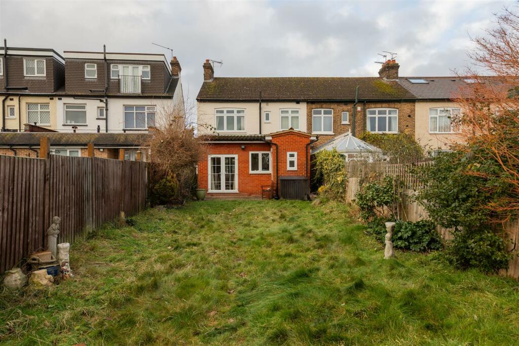 Larkshall Road, E4