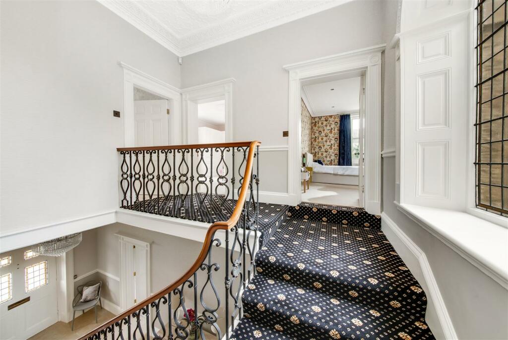 STAIRCASE TO FIRST FLOOR LANDING