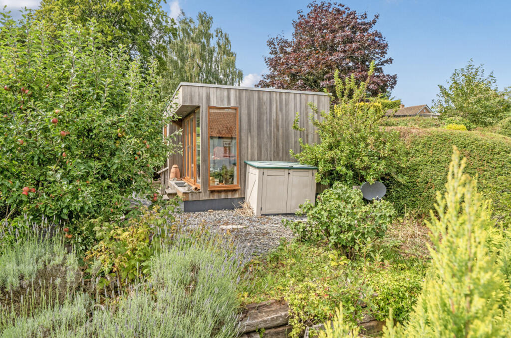 1329240-3-687e73c...