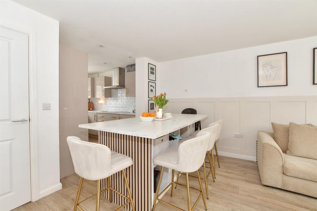 Lounge/Dining Area