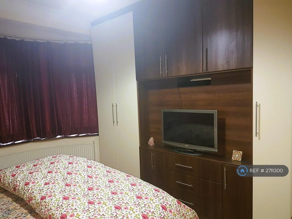 Ground Floor Double Bedroom 1