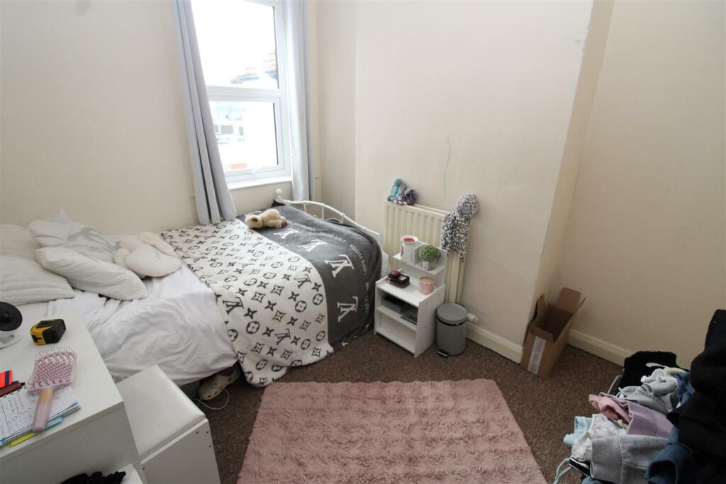 bedroom 2.JPG