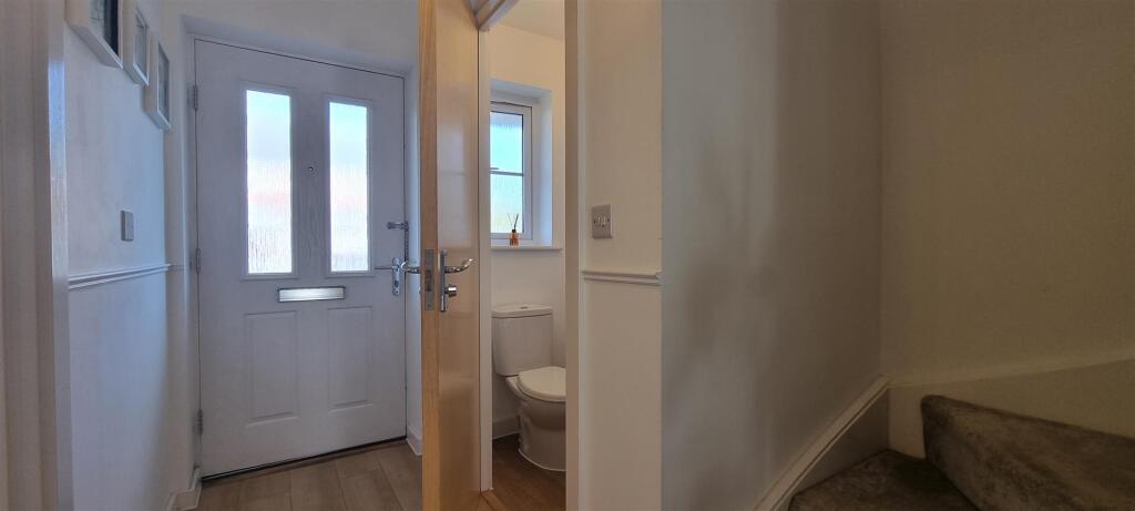 Entrance &amp; WC.jpg