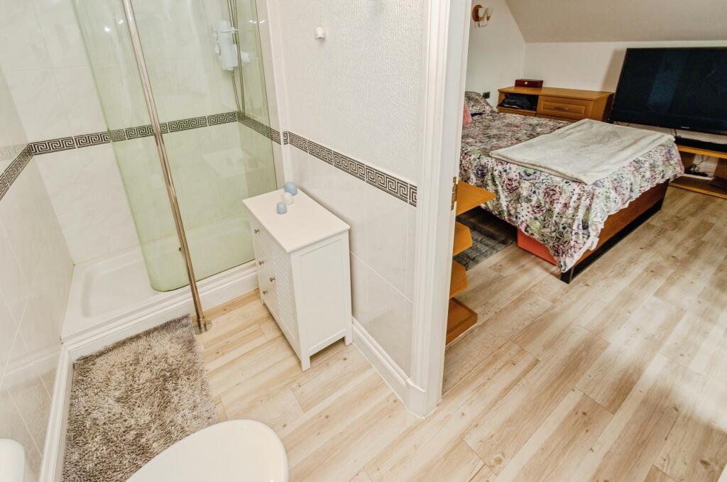 En-suite &amp; Bedroom One