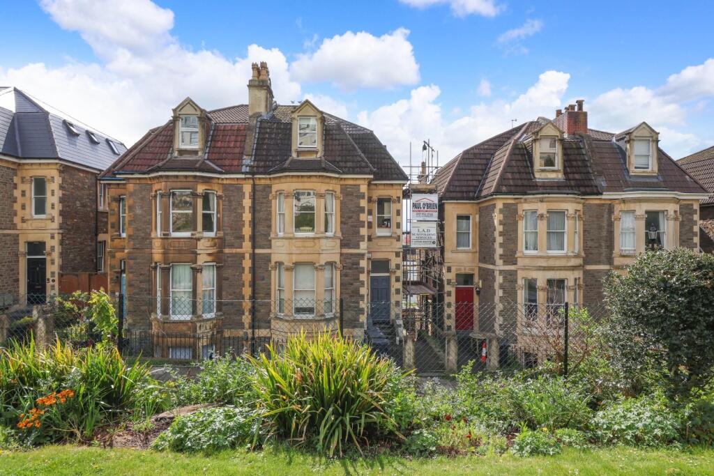 2FF 13 York Gardens 33.JPG