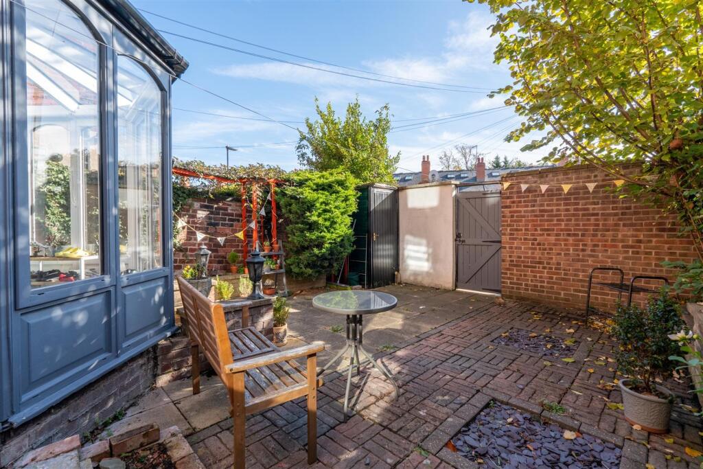 433A Glossop - Garden and gated drive
