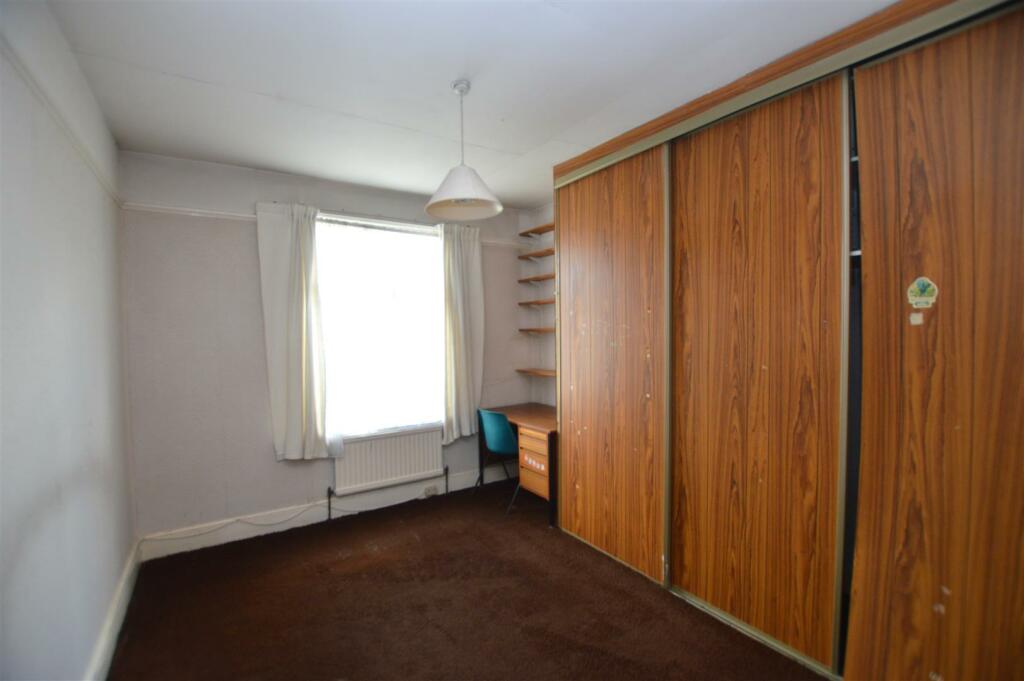 444 Hanworth Road bed 2.JPG