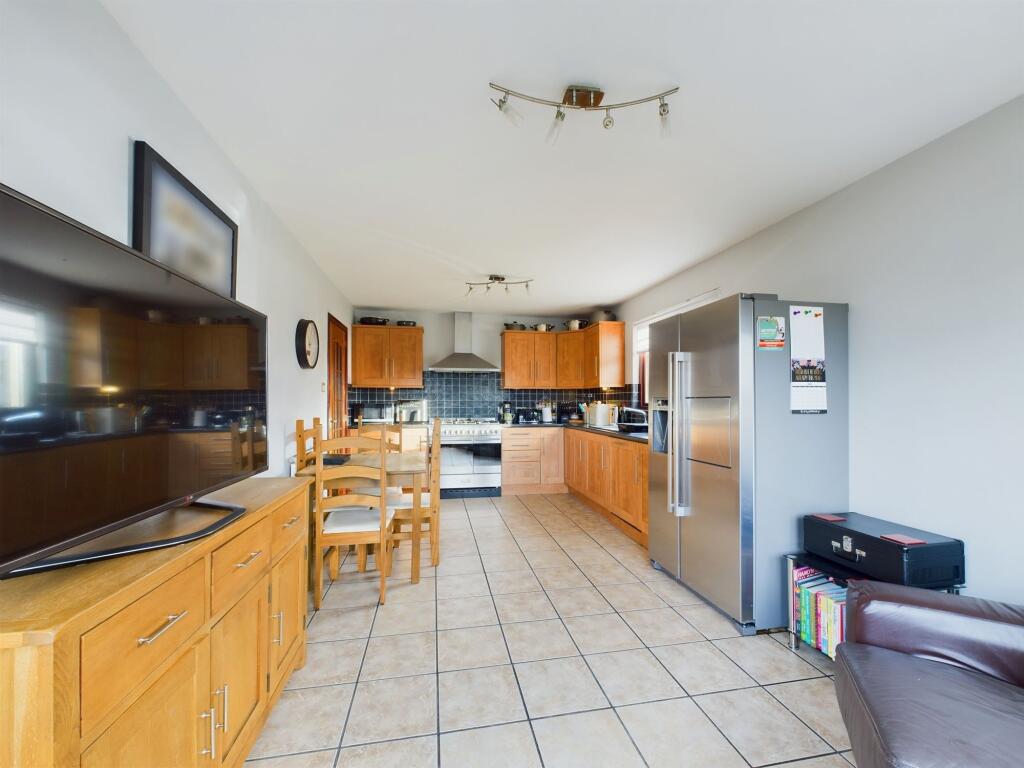 Kitchen/dining/family room