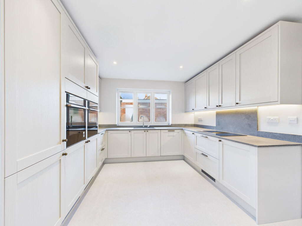 CAM01354G0-PR0625-STILL002