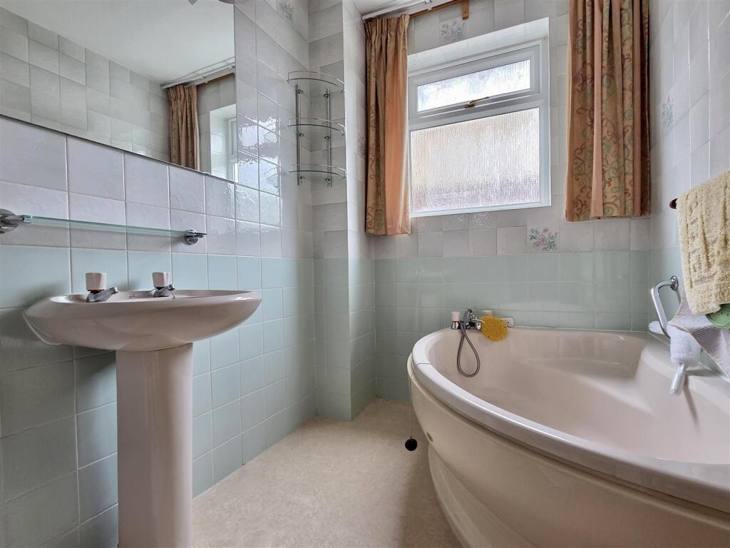 BATHROOM/WC