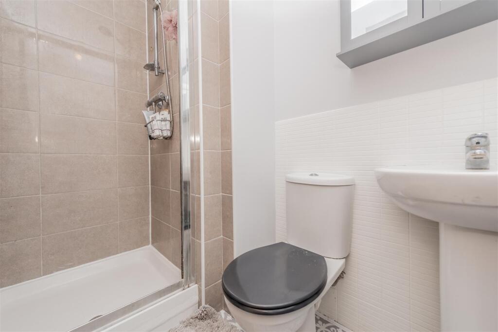 En-suite Shower Room/ WC: