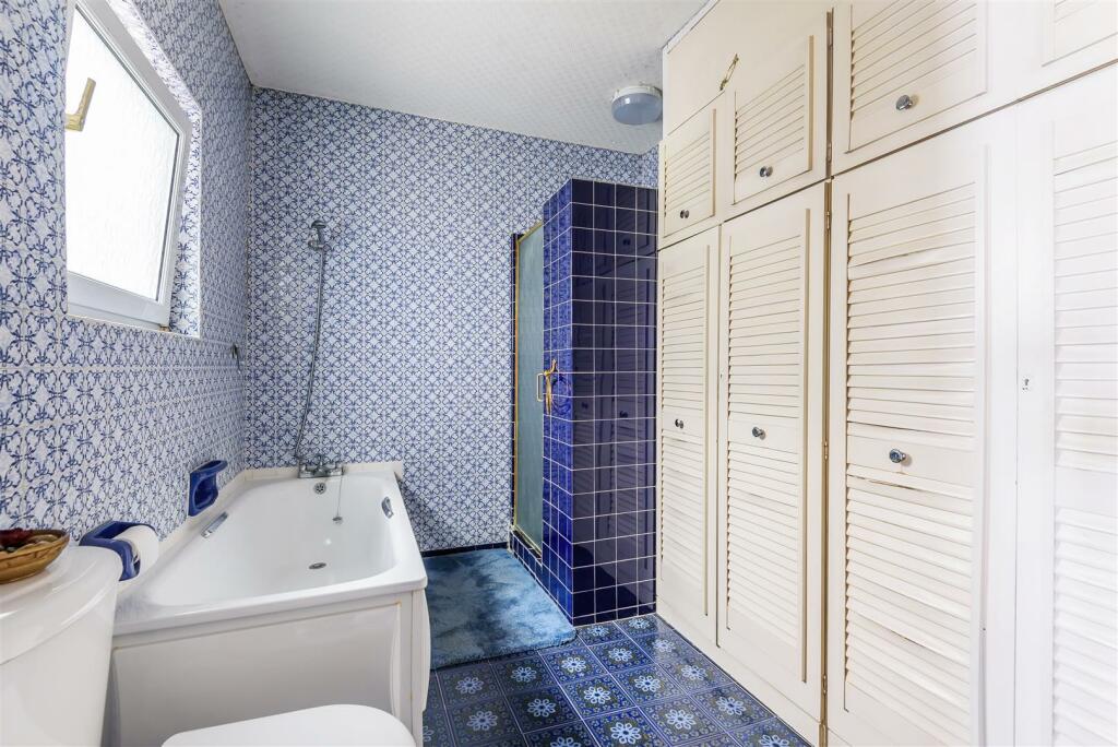 En Suite Bathroom.JPG