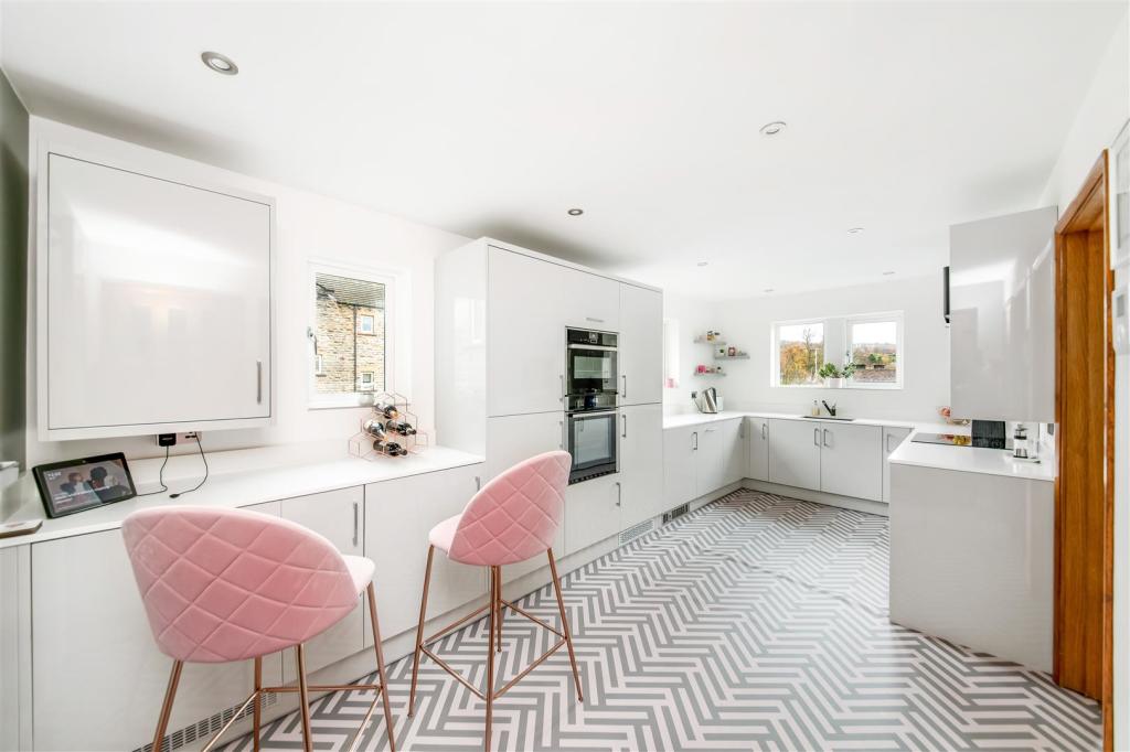 OPEN-PLAN BREAKFAST KITCHEN