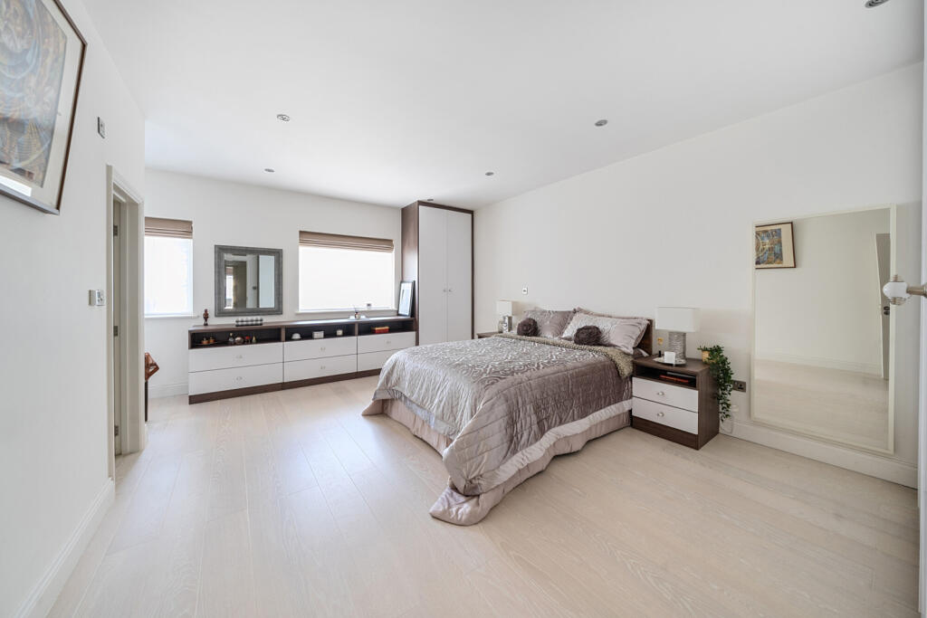 1320482-4-686d3df...