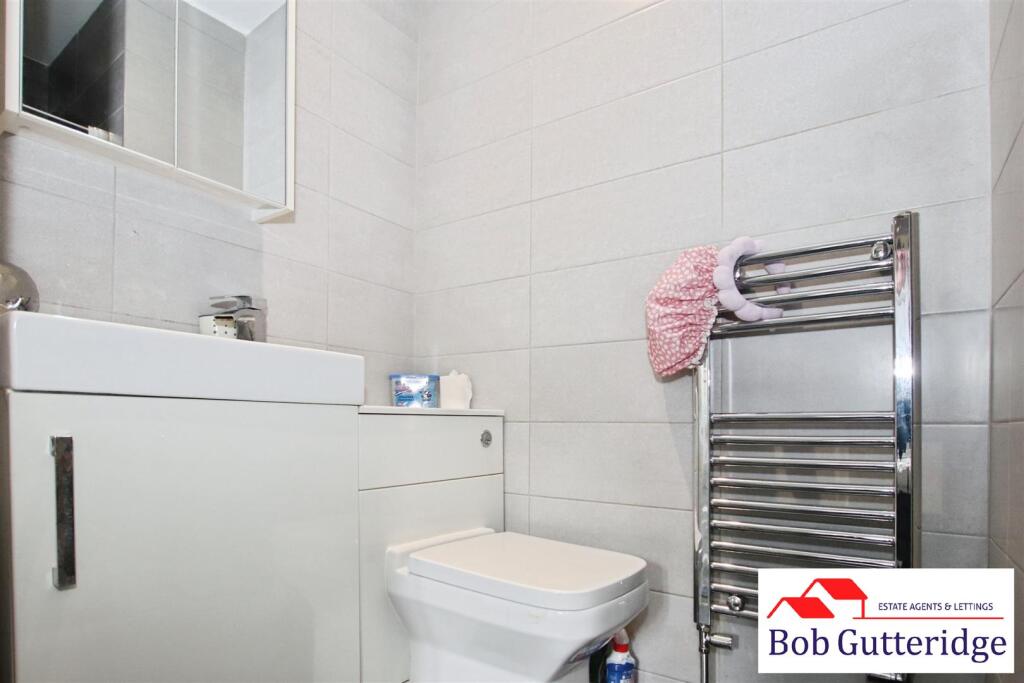 EN-SUITE SHOWER ROOM