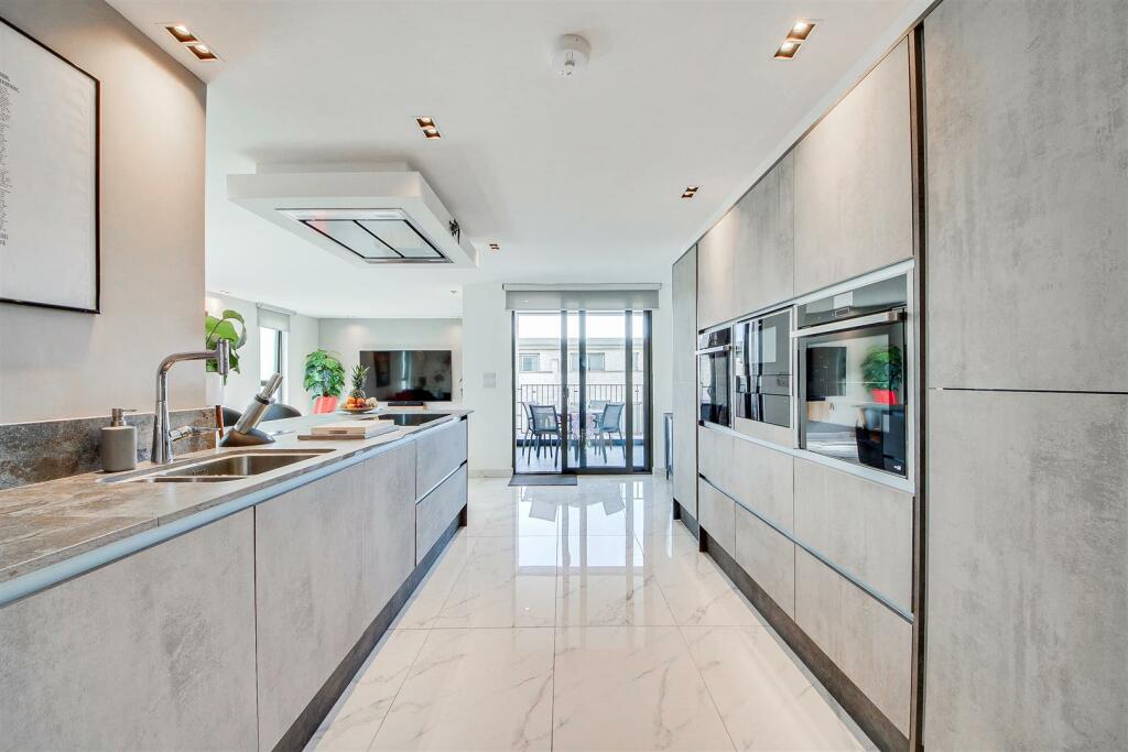 Kitchen / Reception