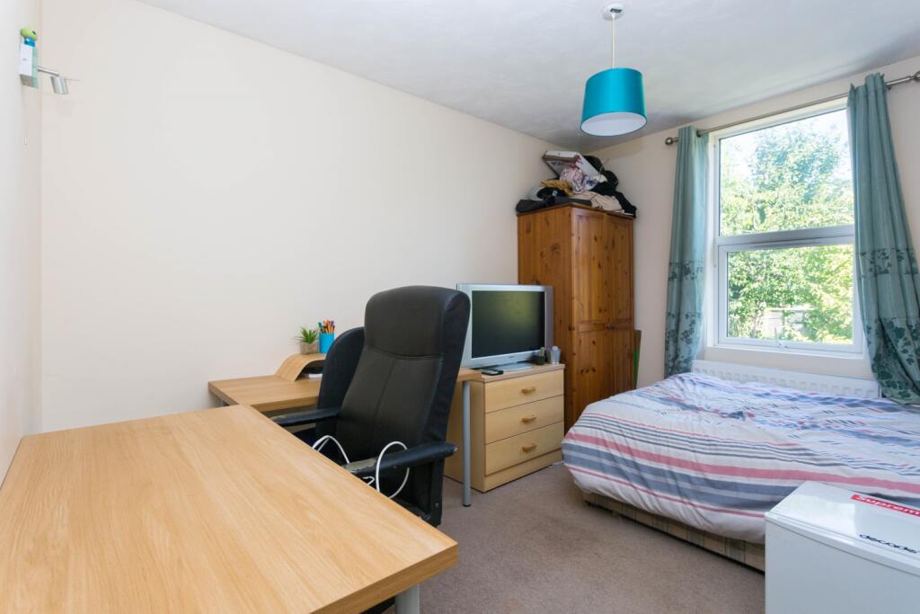 25 Hythe Road Bedroom 3 (2)