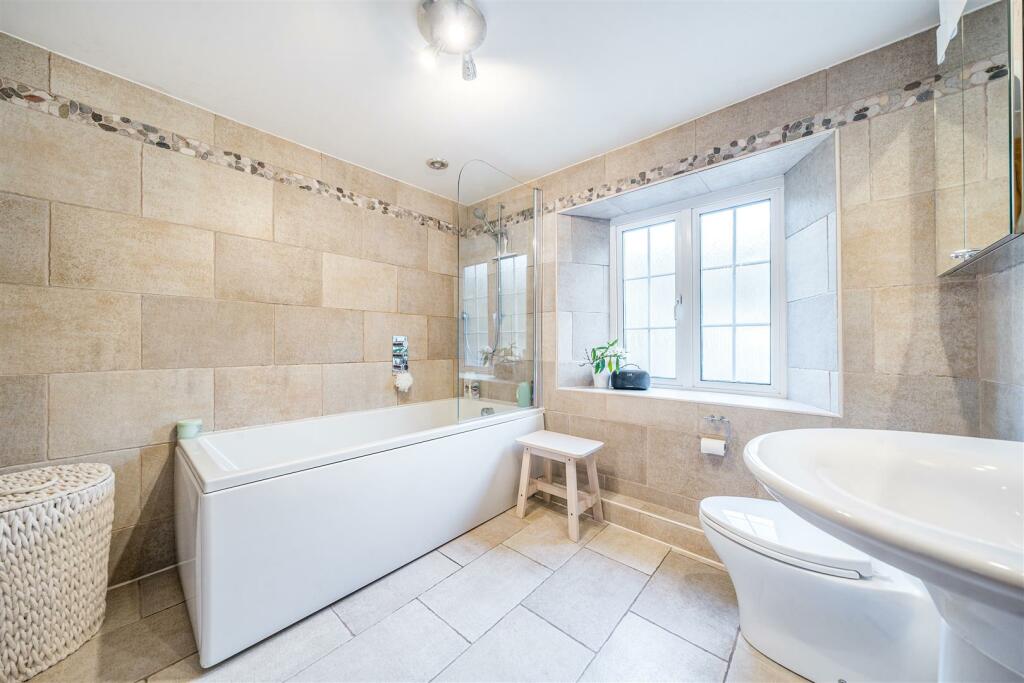 Grove Villa Bathroom.jpg
