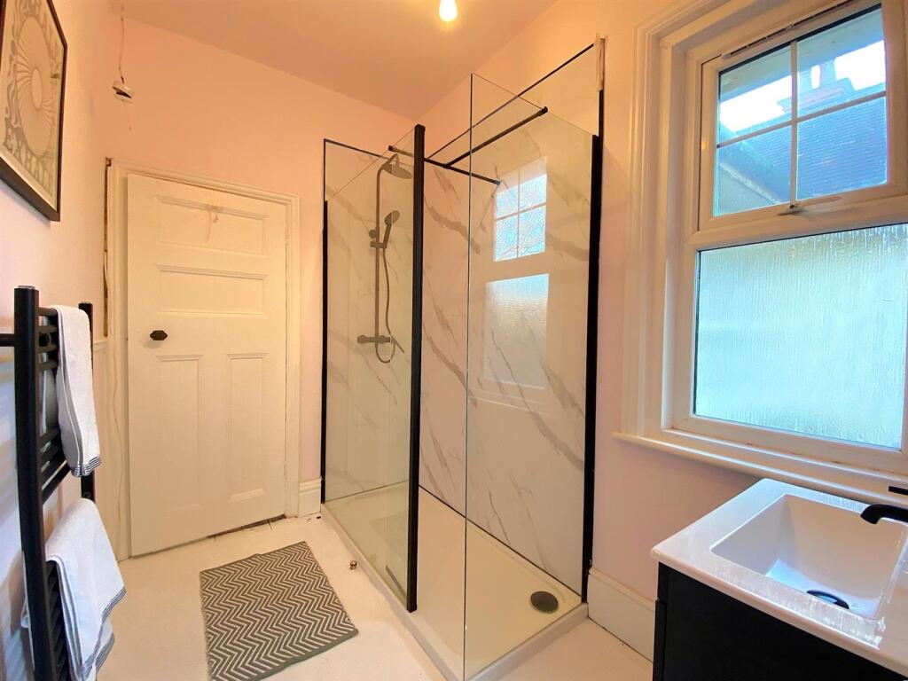 69 De la Warr Rd - Shower1.jpg