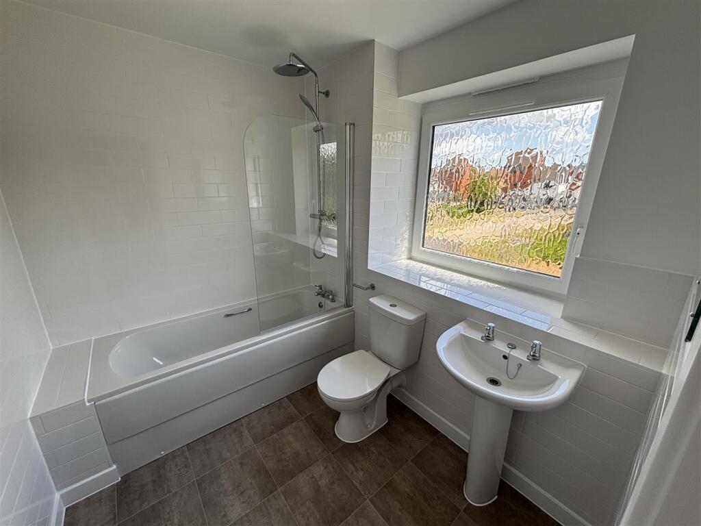 bathroom 1st floor.jpg