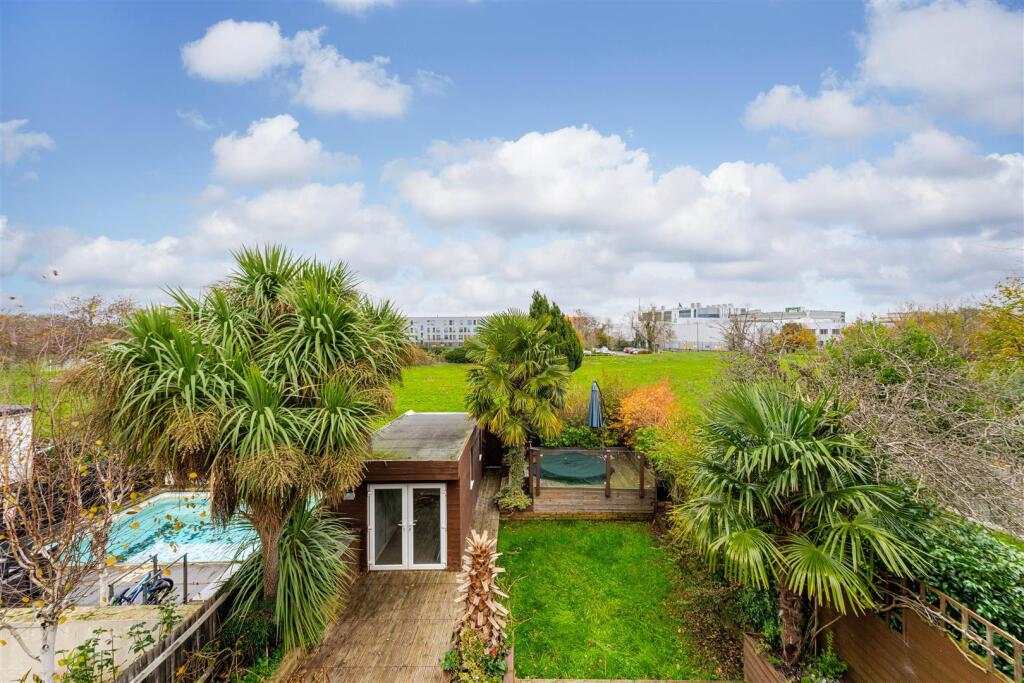 41 Oaklands Avenue, Isleworth TW7-49.jpg