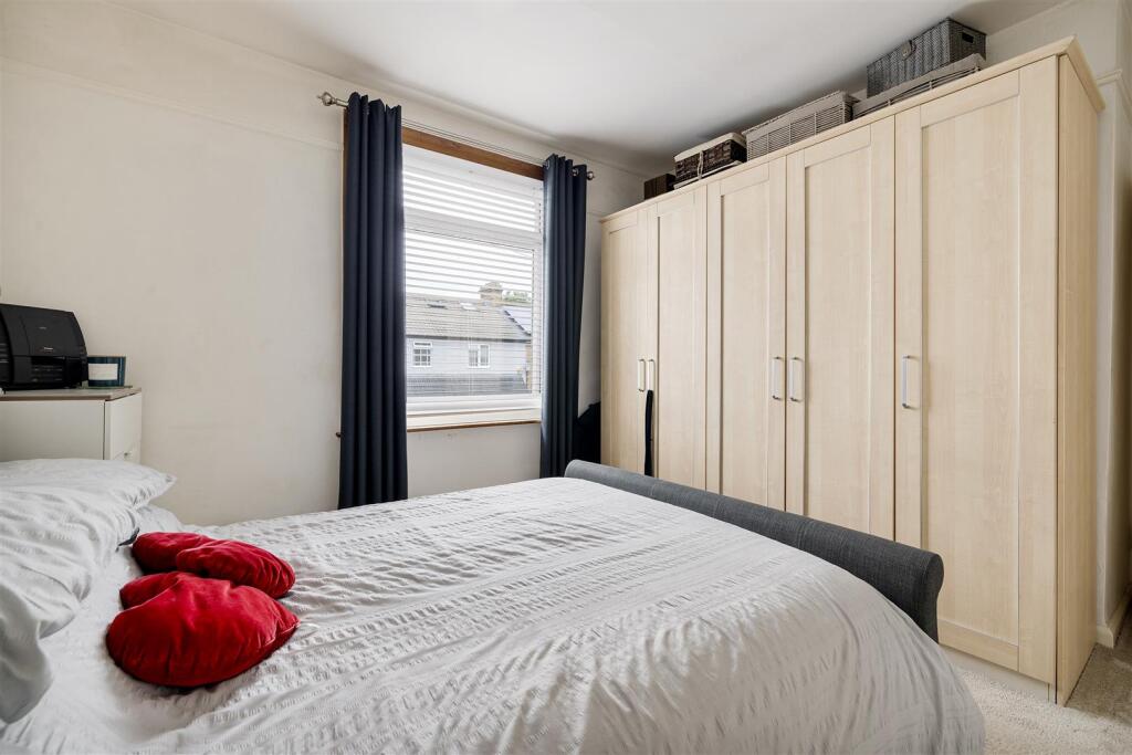 Lyne Crescent, E17