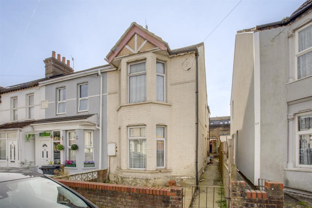 16 Jubilee Road, HP11 2PG-12.jpg