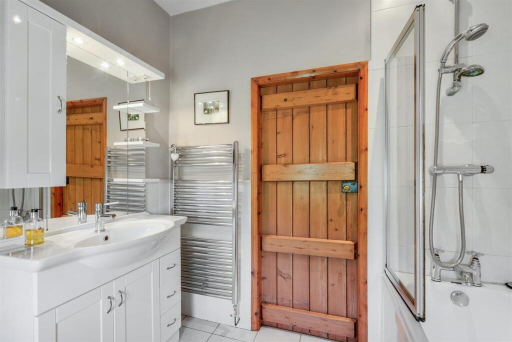 Bathroom_2.jpeg