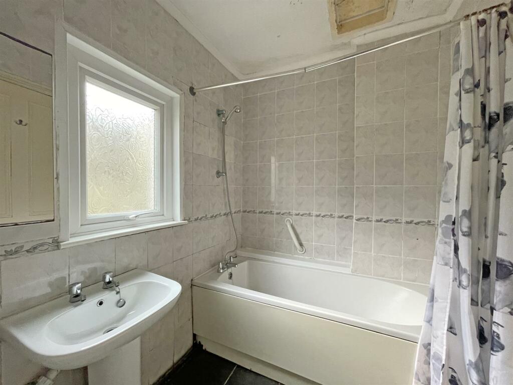 Ocean Street 12 Bathroom.jpg