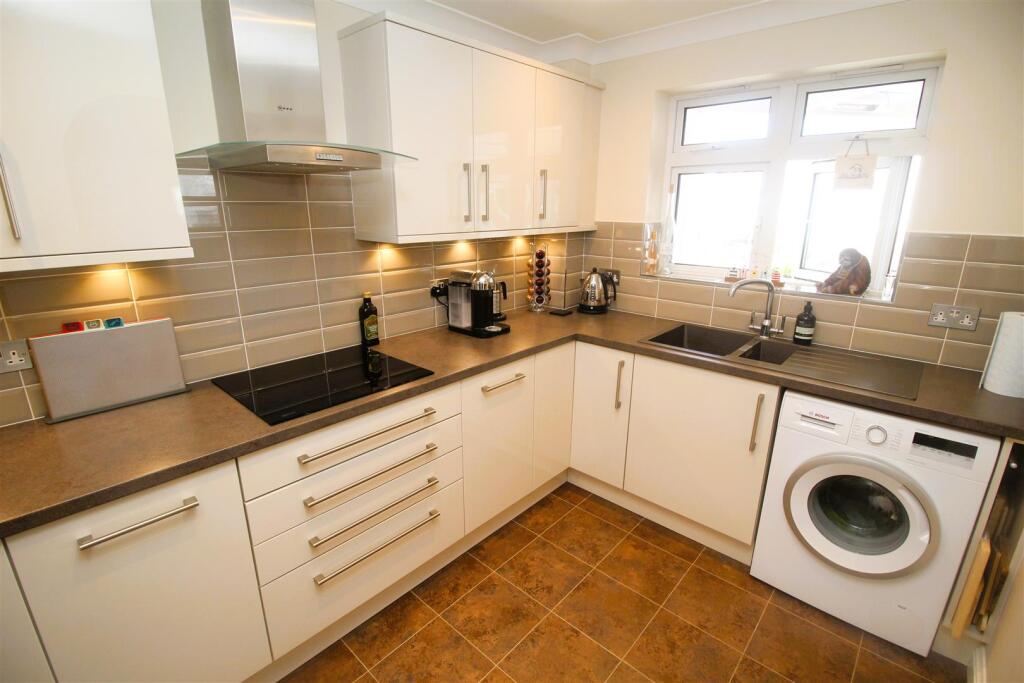 Kitchen 3.JPG